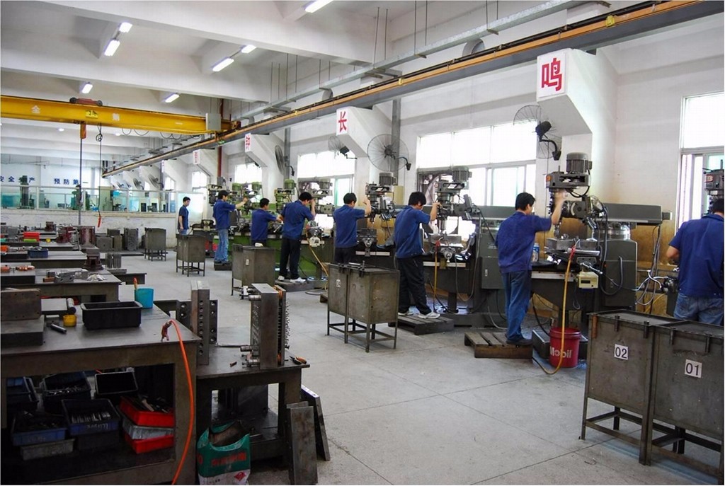 模具车间 专业技工为客户打造精密模具.jpg